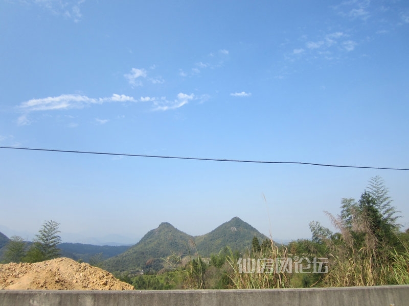 仙游游洋镇有个村庄,由于这村庄境内有座"两个山峰"的山,故名"双峰村"