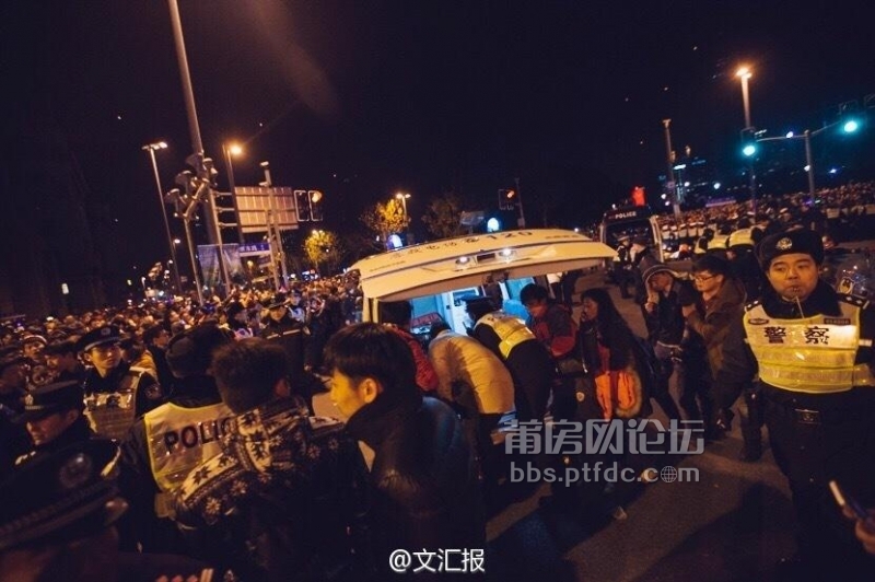 上海外滩跨年活动发生踩踏事故,35死42伤