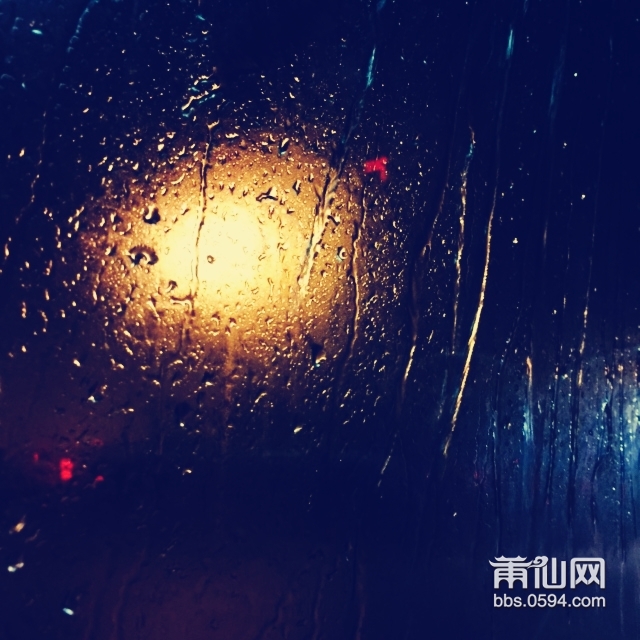 灯光和雨夜,浪漫的相会