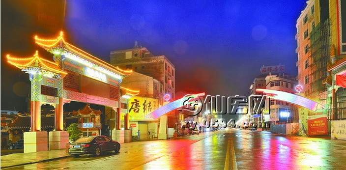 近日,夜幕降临,细雨蒙蒙,在溪尾工艺街(濑榜路)主干道上,一个以彩虹为原型的跨街地标性景观彩虹桥首次亮灯,七彩霓虹流光四溢,雨中艺都别有一番情趣(如图)。 彩虹桥由环球工艺城投资有限公司投资建设,是我村为了进一步提升第三批美丽乡村、幸福家园新面貌,促进溪尾商业综合体氛围,美化、亮化投资环境而着手打造的标志性景观。