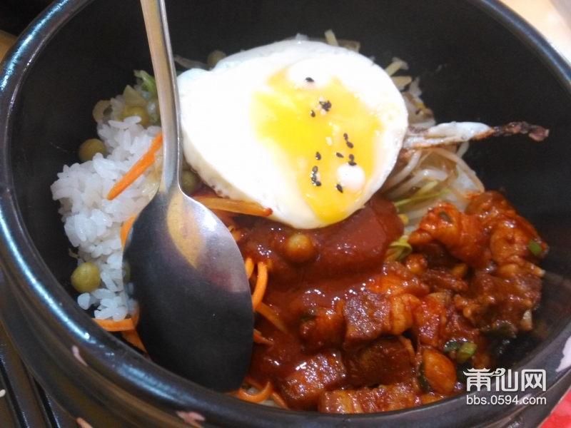 我们都点了韩式红烧肉石锅拌饭,上菜了,视觉好诱人